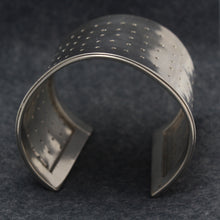 Load image into Gallery viewer, Perforated cuff